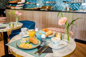 Hotel Botterweck في فالكنبورخ: طاولة عليها طعام للإفطار والقهوة