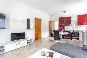 - un salon avec un canapé et une table dans l'établissement Apartments Dobrila, à Hvar