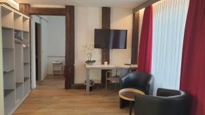 TV a/nebo společenská místnost v ubytování Hotel Balsthal