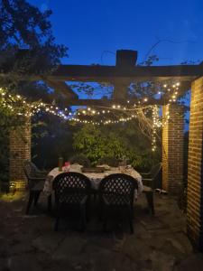 einen Tisch mit Lichtern auf einer Terrasse in der Nacht in der Unterkunft Casa Rural en Candeleda con piscina y un maravilloso jardín in Candeleda