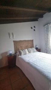 a bedroom with a bed with birds on the wall at Casa Rural en Candeleda con piscina y un maravilloso jardín in Candeleda