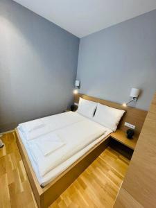 Postel nebo postele na pokoji v ubytování ZEUS Design Apartment Erlach #37
