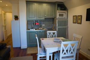 Η κουζίνα ή μικρή κουζίνα στο Apartamento 1ª línea con vistas al mar Hondarribia - Villa Aldekai