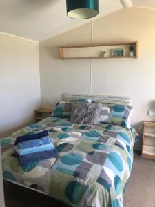 Кровать или кровати в номере Gwel y Môr - Lleyn Peninsula Static