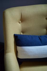 - un canapé avec un oreiller bleu et blanc dans l'établissement Bay Of Fires Apartments, à St Helens