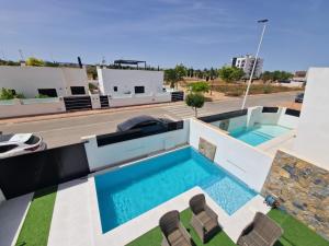 View ng pool sa Premium strandnära Villa Lo Pagan -byggd 2020 o sa malapit