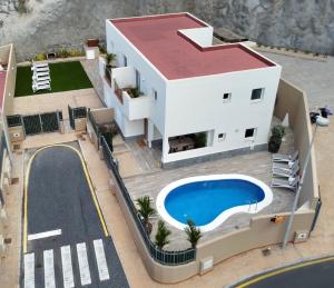 ein Modell eines Hauses mit Pool in der Unterkunft Luxury Villa Masca private heated pool in Adeje