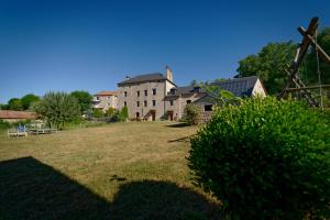 un gran edificio en medio de un campo en Le petit château du Villard, 