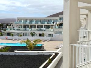 Residencial Luxury Senator, Apartamento Darwin veya yakınında bir havuz manzarası