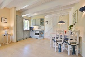 Kuchyň nebo kuchyňský kout v ubytování Landhaus Vilmnitz - Wohnung 9