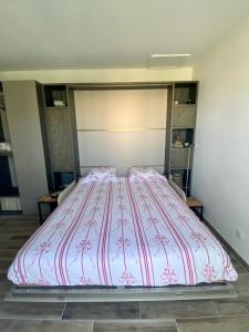 Posteľ alebo postele v izbe v ubytovaní Le petit Mazet du Domaine avec sa piscine