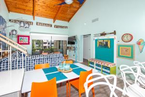 - une salle à manger avec une table et des chaises dans l'établissement COQUINA BEACH 3G, à Sanibel