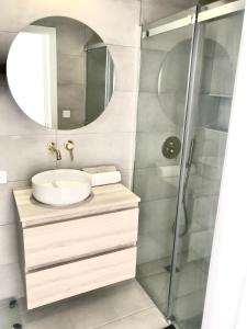 a bathroom with a sink and a shower at Apartamento Torrevieja in Torrevieja
