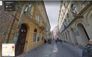 una strada con edifici e persone che camminano per strada di Amazing Flat Kazinczy (Downtown) I. a Budapest