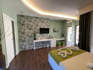 賈迪尼－納克索斯的住宿－TH LUXURY SUITE，一间卧室配有一张床和一张书桌