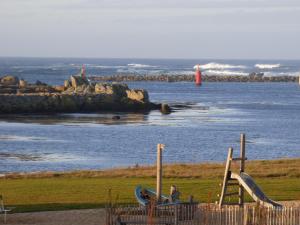 صورة لـ APPART-STUDIOS VUE MER PANORAMIQUE ST GUENOLE Côté Mer في بينمارش