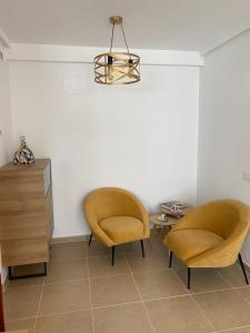 2 sillas y una mesa en una habitación en PLAZAMAYOR en Calpe