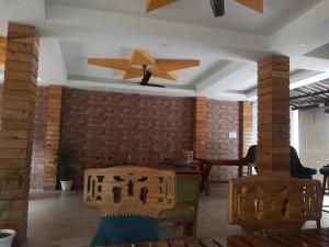 Χώρος καθιστικού στο LA SIESTA INDIA CHAMBA -(HOTEL HAVEN AND HILLS)