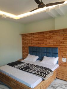 Ένα ή περισσότερα κρεβάτια σε δωμάτιο στο LA SIESTA INDIA CHAMBA -(HOTEL HAVEN AND HILLS) +90 φωτογραφίες