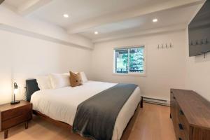 Un dormitorio con una cama grande y una ventana. en Epic Lionshead Views, Sleeps 4, en Vail