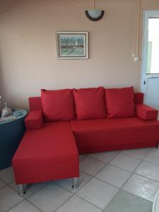 A seating area at Comfy Apartment near the Sea