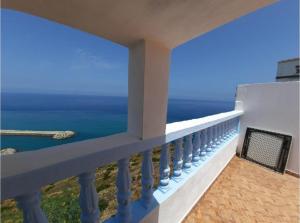 een balkon met uitzicht op de oceaan bij Dar Elbiad A1, duplex très mignon in Ifargane