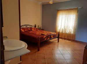 Un dormitorio con una cama, una bañera y un lavabo. en Dar Elbiad A1, duplex très mignon, en Ifargane