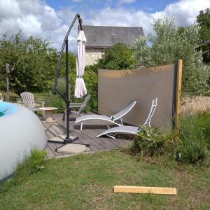 Les roulottes du Moulin de Palet外面的花园