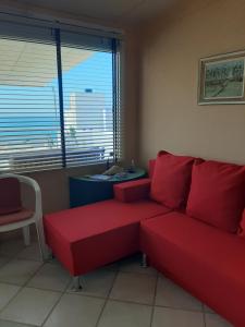 A seating area at Comfy Apartment near the Sea