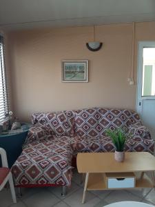 A seating area at Comfy Apartment near the Sea