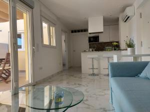 Kuchyň nebo kuchyňský kout v ubytování NIDO DEL AMOR deluxe 1a linéa Terraza Indoorpool Wifi Aire Netflix 10 metros a Cala del Pino