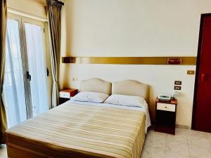 Letto o letti in una camera di Albergo delle Rose