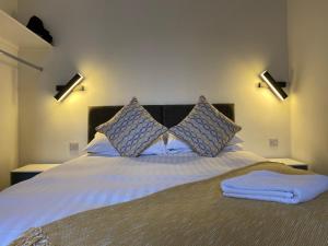 Un pat sau paturi într-o cameră la Eden Escapes Serviced Apartments