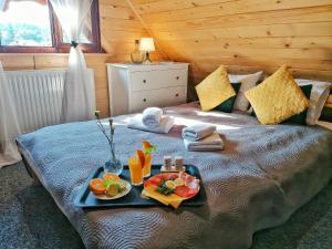 Łóżko lub łóżka w pokoju w obiekcie Pokoje i Domki Na Szlaku