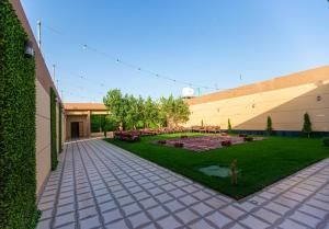 un patio de un edificio con césped en منتجع وسم للشاليهات و قاعات المناسبات, en Riad