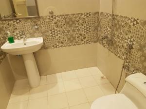 a bathroom with a sink and a toilet at منتجع وسم للشاليهات و قاعات المناسبات in Riyadh