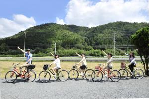 Катання на велосипеді по території Miyama Futon & Breakfast Thatched Cottages або околицях