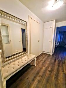 ein Wohnzimmer mit einem großen Spiegel und einem Sofa in der Unterkunft Cozy house with sauna 10 min walk to Santa Claus Village in Rovaniemi