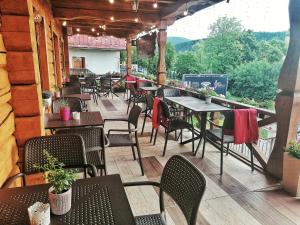 Restauracja lub miejsce do jedzenia w obiekcie Pokoje i Domki Na Szlaku