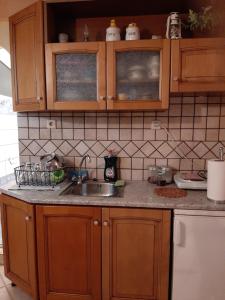 A kitchen or kitchenette at Comfy Apartment near the Sea