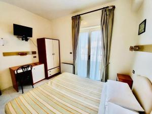Letto o letti in una camera di Albergo delle Rose