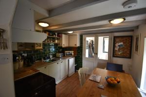 Η κουζίνα ή μικρή κουζίνα στο Yewtree Cottage - 'The Art House' and Garden +14 φωτογραφίες