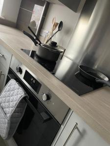uma cozinha com um fogão com panelas e frigideiras em Ancaster Apartments em Brumby