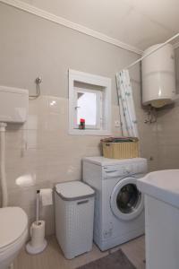 a bathroom with a washing machine and a sink at Kuća za odmor DM in Bajina Bašta