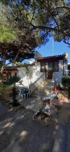 a building with a table and chairs in front of it at La Torretta in Favignana