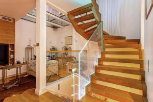 - un escalier en verre dans une maison avec un salon dans l'établissement NEW Stunning 5BD Mews House, à Londres