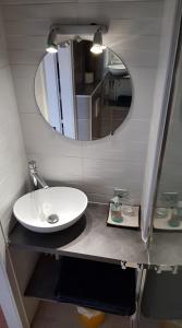 y baño con lavabo y espejo. en NEW ! Vue Petite Venise, Place to be - Parking, en Colmar