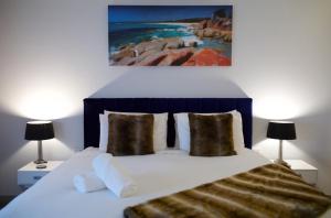Un pat sau paturi într-o cameră la Bay Of Fires Apartments