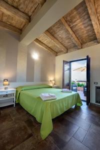 1 dormitorio con cama verde y ventana grande en Residence Pietrabianca, en Casal Velino