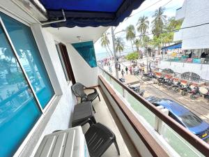 圣玛尔塔Amplio apartamento frente a la playa El Rodadero的一个带椅子的阳台,享有海滩美景